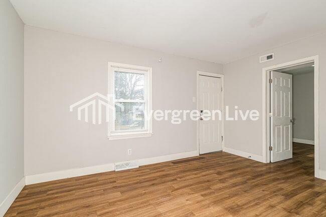 Photo - 215 Ryan Ave