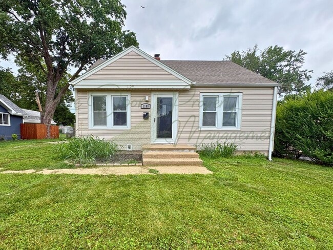 Building Photo - CHARMING HOME IN BLUE SPRINGS!!!