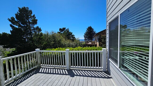 Deck with ocean views - 1742 NE 14th St Unit 2