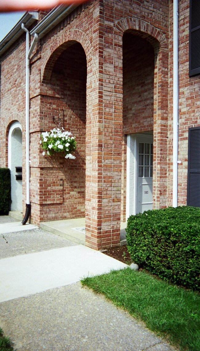 Building Photo - Chateau Clair Rental