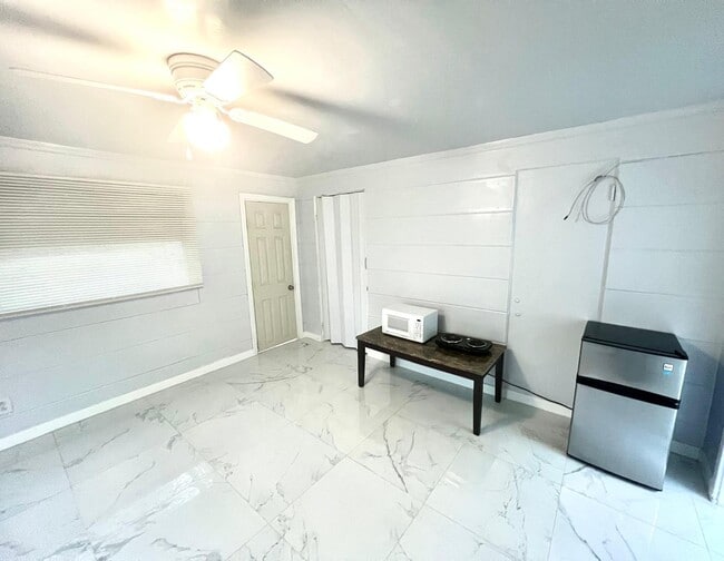 Building Photo - 5870 SW 20th St Unit B