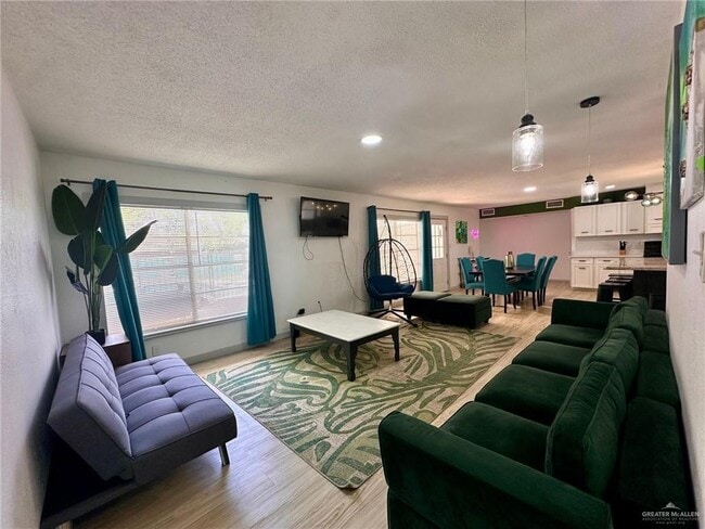 807 W Walnut Ave