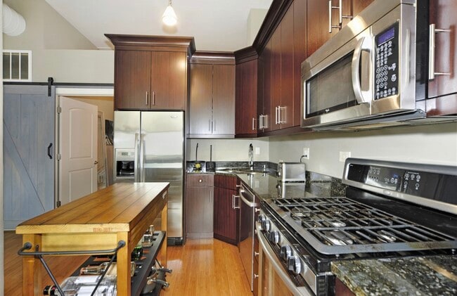 Building Photo - 812 W Van Buren St