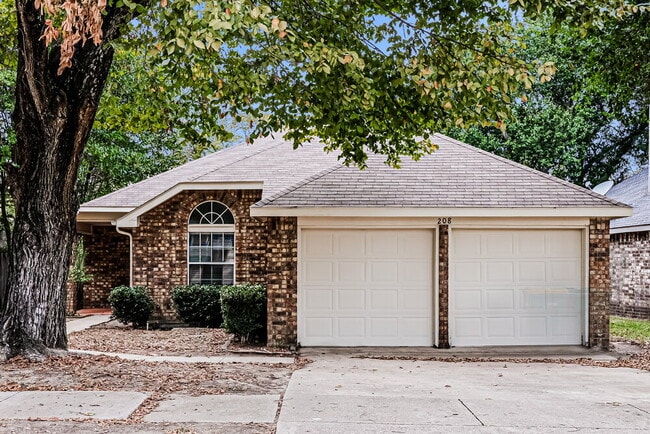 Building Photo - 208 Vines Dr