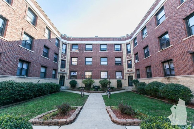 Building Photo - 813 W Waveland Ave Rental