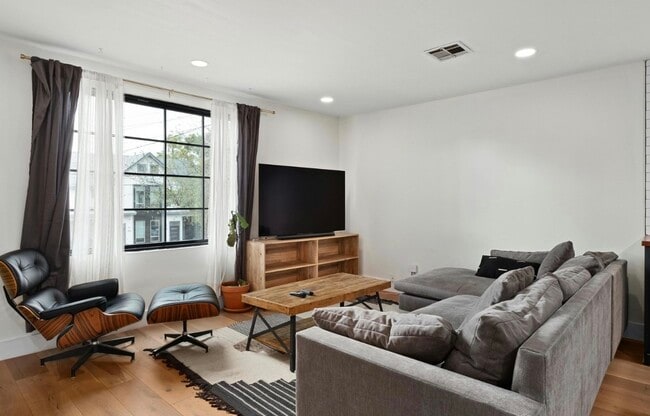 Photo - 2804 Crest Ave