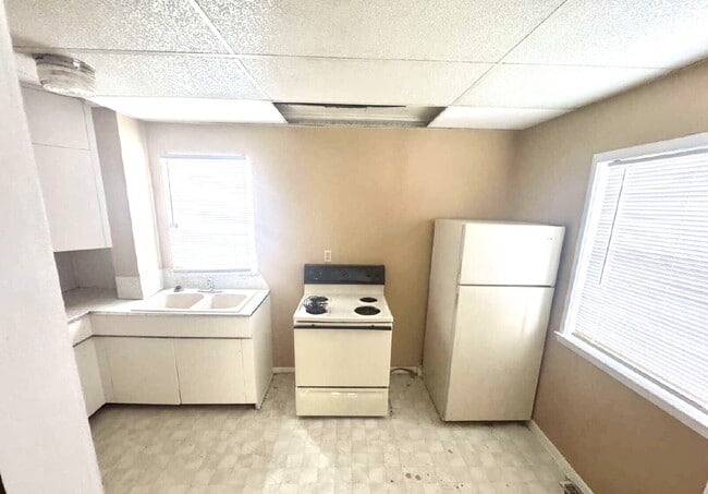 Photo - 2 bed, 1 bath Lower Unit in Duplex Available! Unidad 1