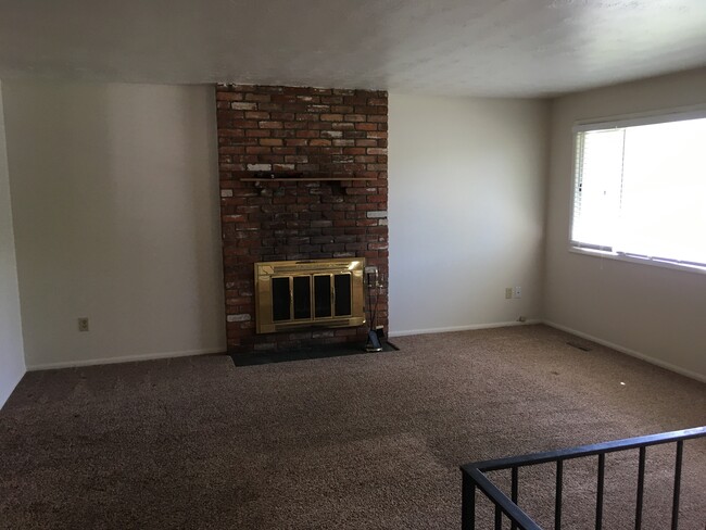 living room - 5118 N Hawthorne St