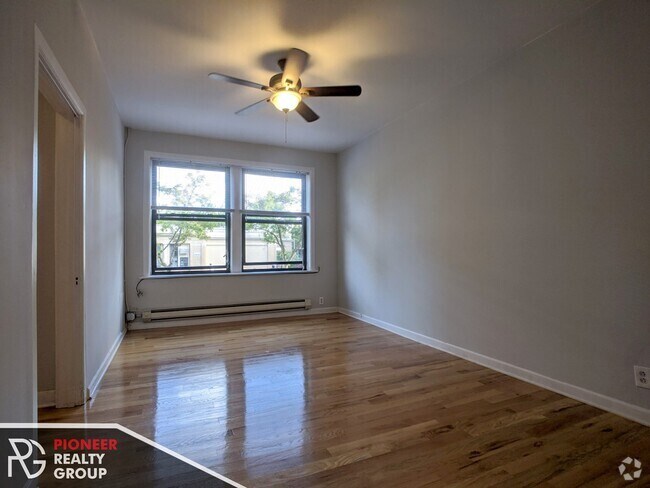 Building Photo - 1044 W George St Unit #1050-102 Rental