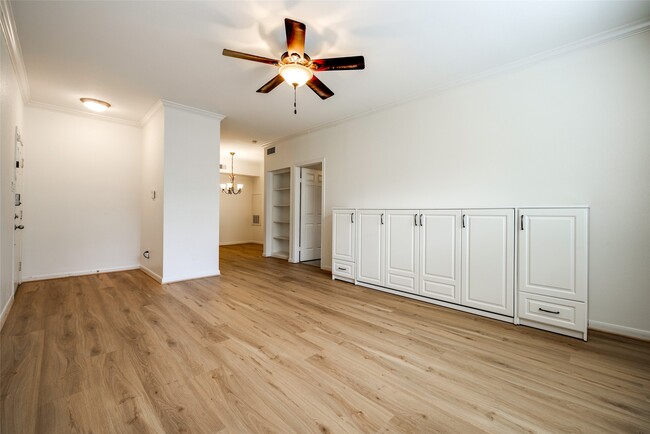 Building Photo - 2255 Braeswood Park Dr Unit 294