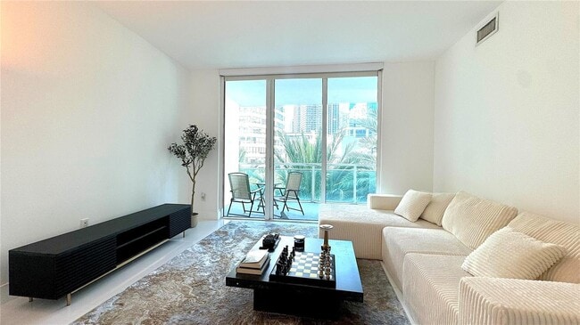 Building Photo - 950 Brickell Bay Dr Unit 400