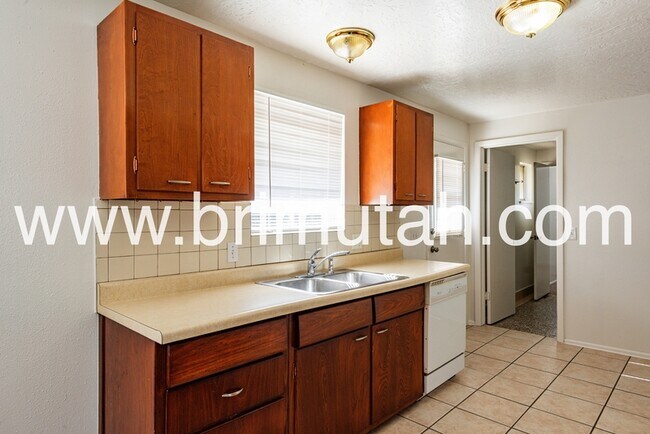 Photo - 646 E 5640 S House