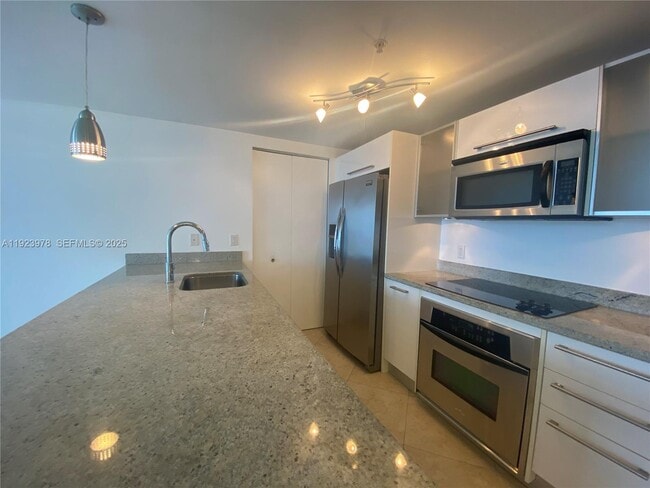 Photo - 185 SW 7th St Unidad 3607