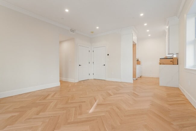 Building Photo - 1396 Beacon St Unit 2nd Floor