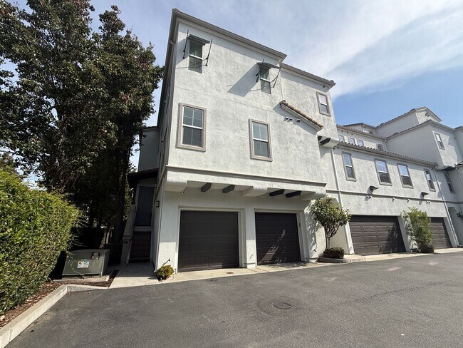 Building Photo - Beautiful Upscale and Modern 2 Bedroom 2 B...