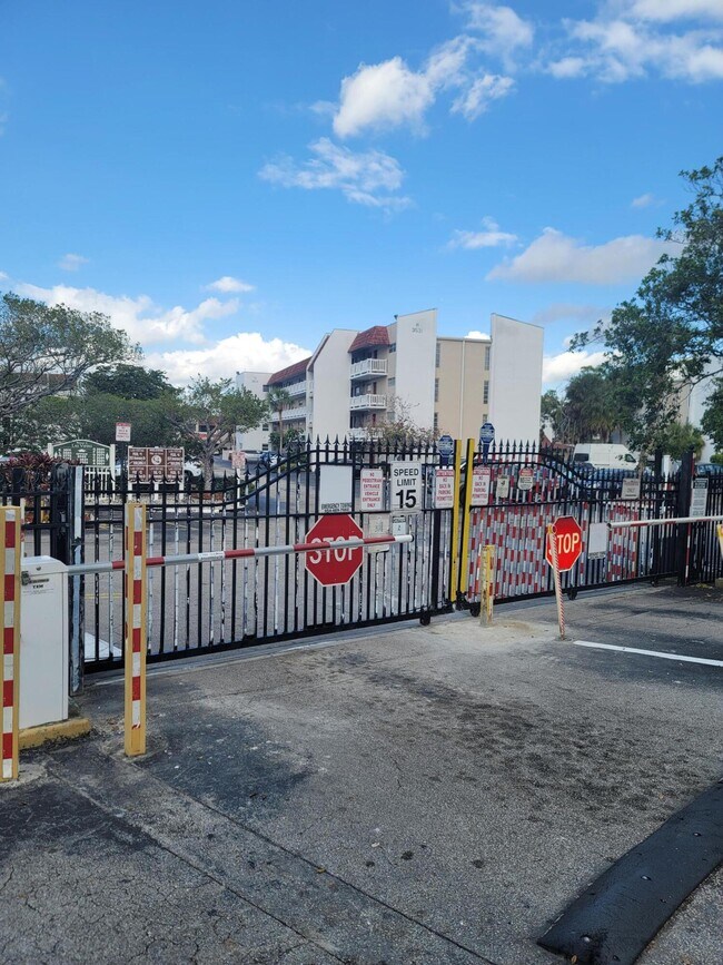 Photo - 3571 Inverrary Dr Unit 305