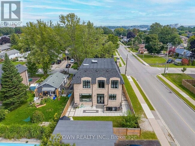Photo - 736 Hillview Crescent