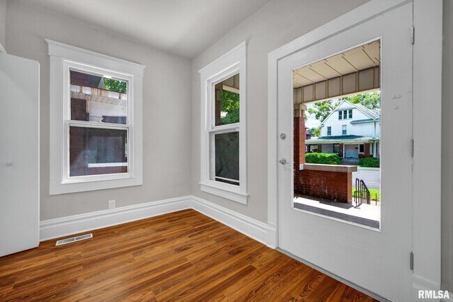 1611 W Barker Ave