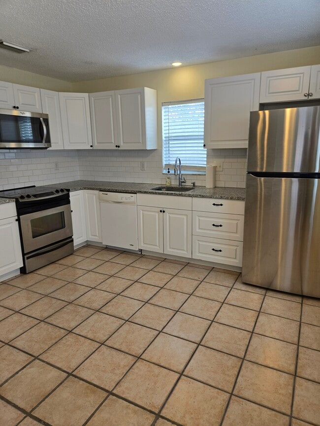 Building Photo - 1630 Redwood St Rental