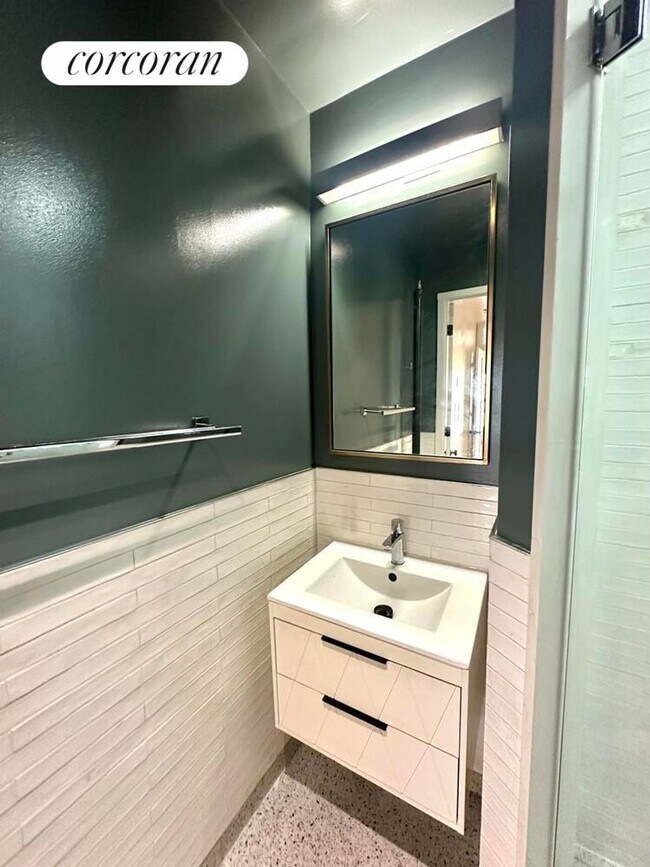 Photo - 324 W 47th St