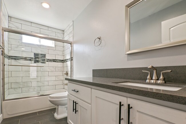 Photo - 5258 Oakland St