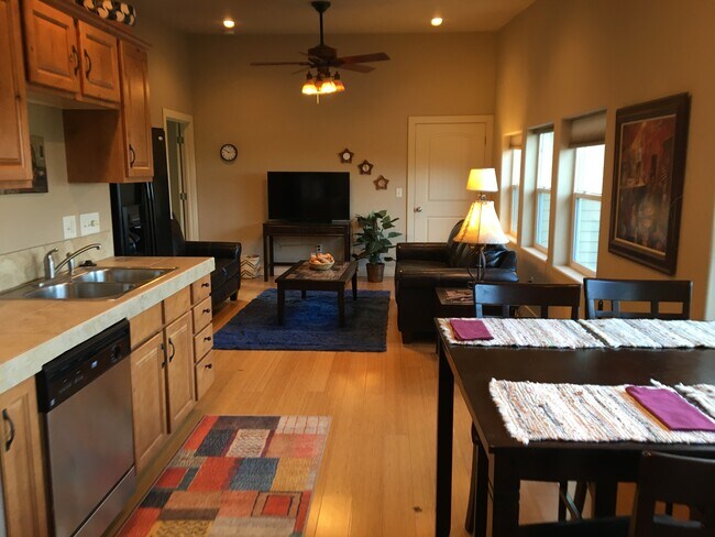 living room/kitchen - 5348 W Hill Rd Unidad 5348