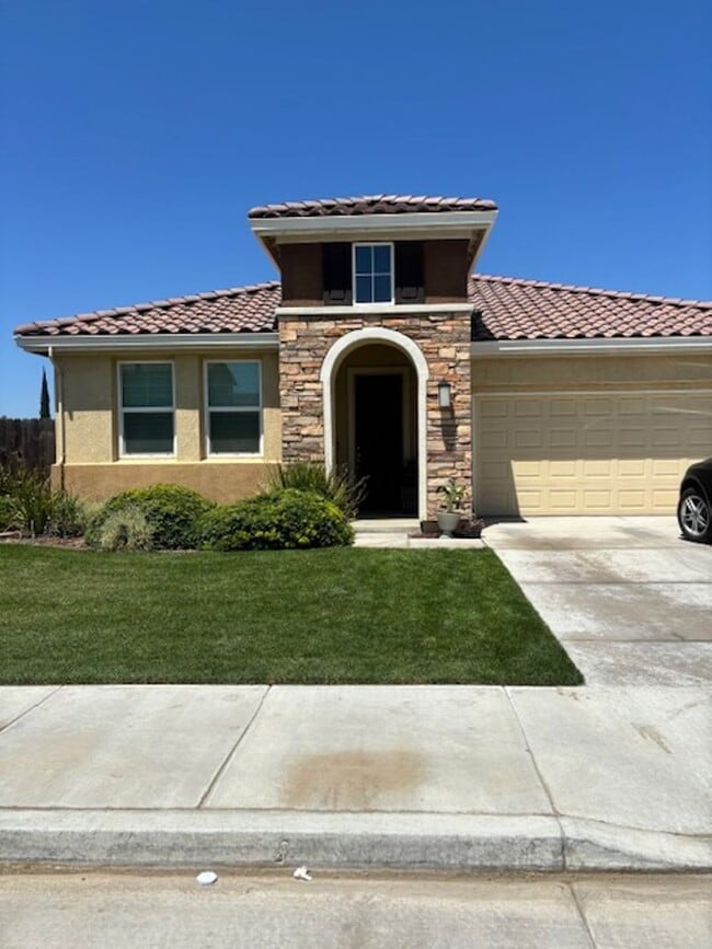 Building Photo - 636 Pinelli Dr