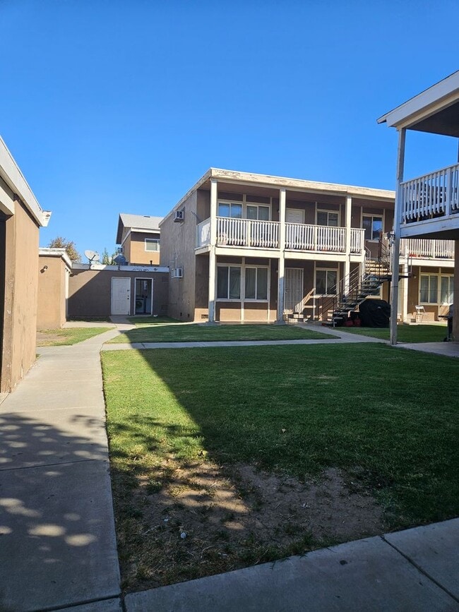 Building Photo - 740 Illinois Ave Unit 4 Rental