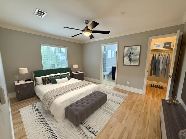 Building Photo - MOVE IN READY 2/2 with 2 Assigned Parking!... Unit 4