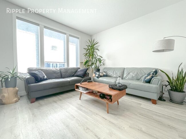 Building Photo - STUNNING 3 BEDS/ 2.5 BATHS HOUSE