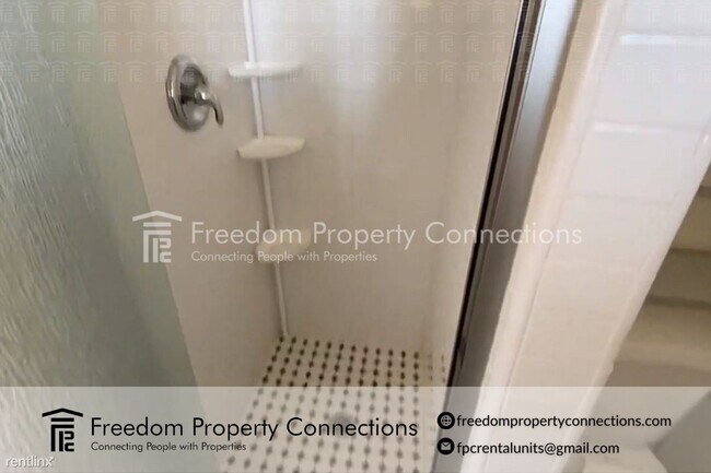 Photo - Studio, 1 bath Triplex - 401 North Lupine ...