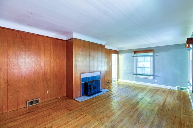 Photo - 16134 Pierson St
