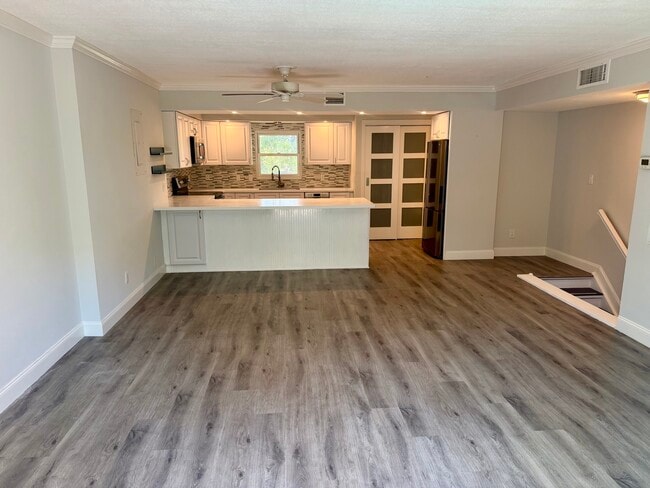 Building Photo - 105 4th Ave NE Unit 206