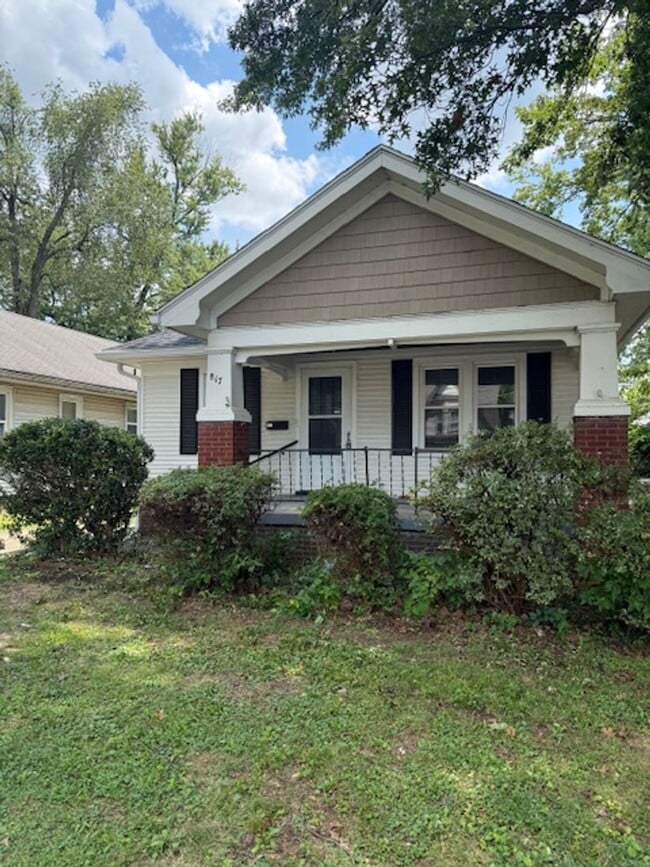 Building Photo - 817 E Riverside Dr Rental
