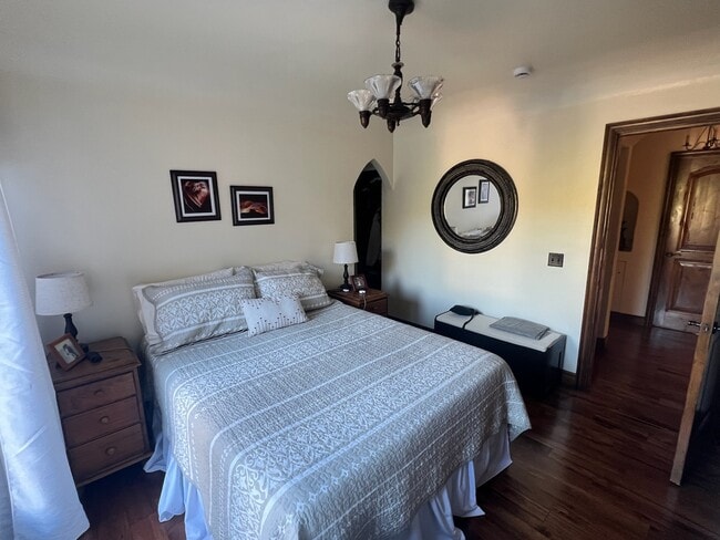 Photo - 2034 Gillespie St