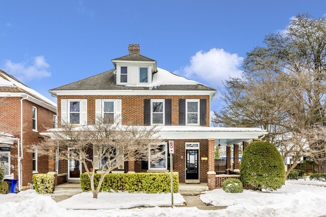 Building Photo - 2 College Ave