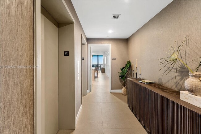 Photo - 700 NE 24th St Unidad 2602