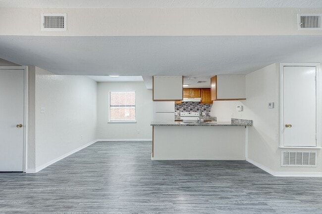 Photo - Renovated 2 Bed 2Bath Apartment Unit 4010-C