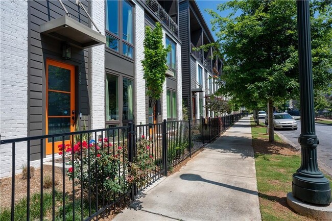 Photo - 452 Latta St NE