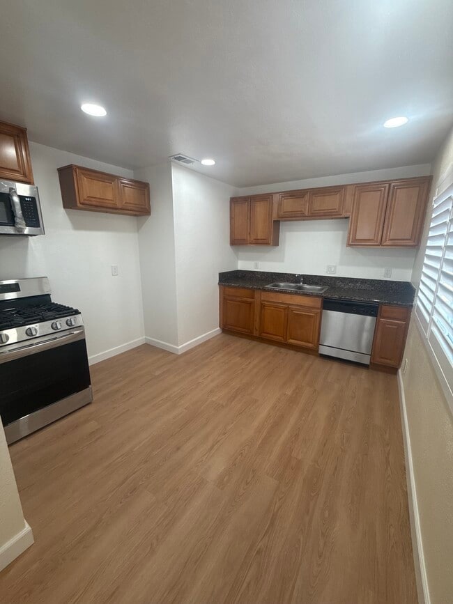 Photo - 1046 N Vista Ave Unit D Upstairs Rialto CA