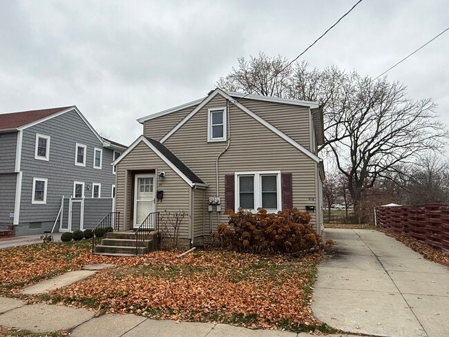 Building Photo - 511 10th Ave SE Unit A511- Upper