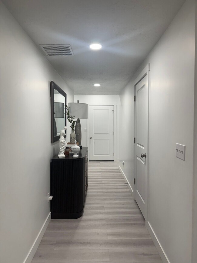 Photo - 1663 E Thorpe Dr