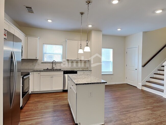 Photo - 168 Landsdown Xing