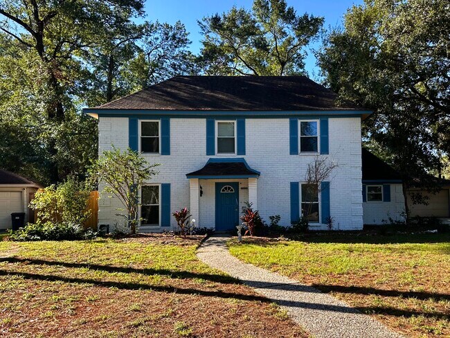 Front view with walkway. Attached garage - 15231 Highsprings Dr Casa