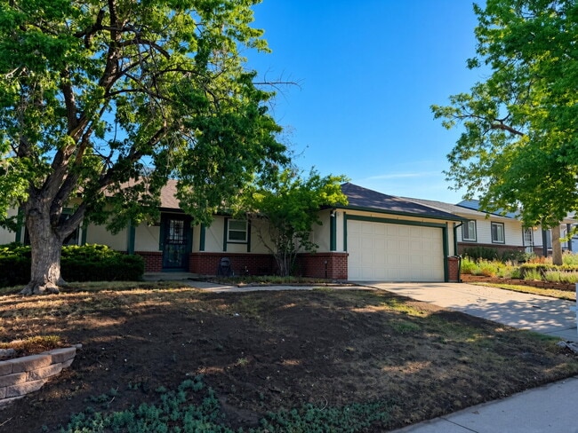 Photo - Spacious 4 bedroom, 3 bathroom home in the heart of Aurora is ready for immediate move in! Conven...