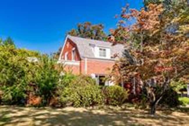Building Photo - Beautiful Brick Home In A Desirable Location