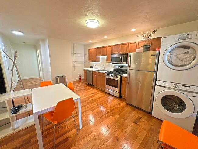Photo - 130 W 8th St Unit 4-bed 2-bath