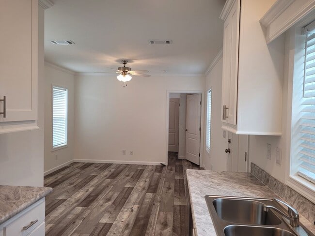 Photo - 5600 Jennie St