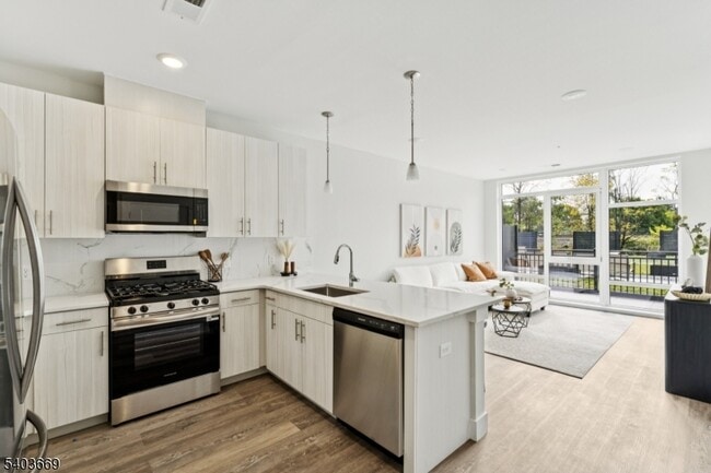 Building Photo - 140 W Webster Ave Unit 106