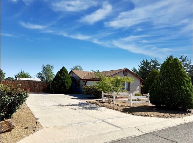 Photo - 821 Village Cir